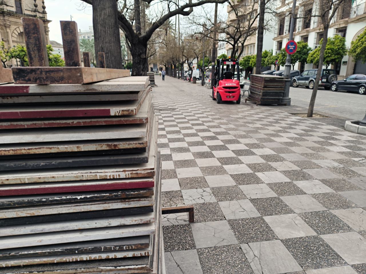 Las estructuras de los palcos ya ubicadas en Cristina.