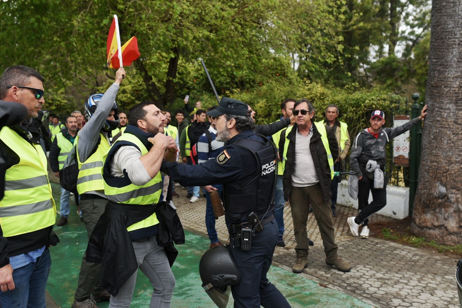 Los enfrentamientos de los agricultores con la Policía en Sevilla, en imágenes.