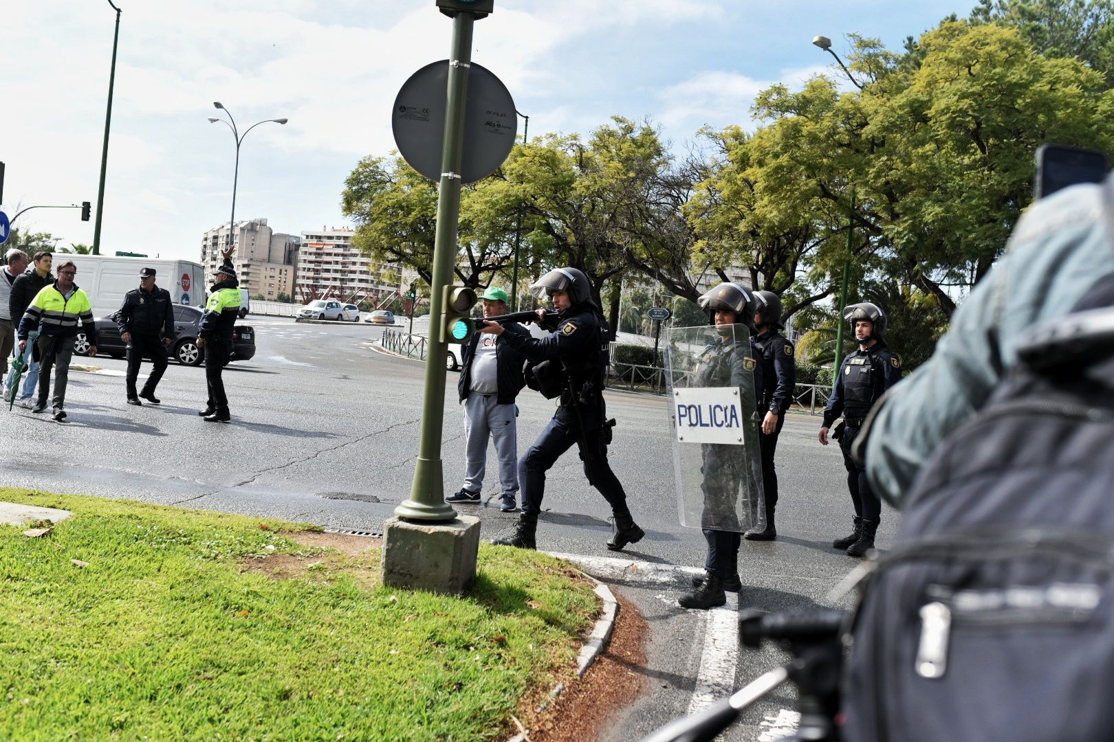 Los enfrentamientos de los agricultores con la Policía en Sevilla, en imágenes.
