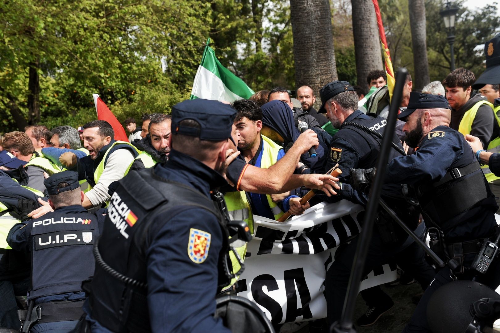 Los enfrentamientos de los agricultores con la Policía en Sevilla, en imágenes.