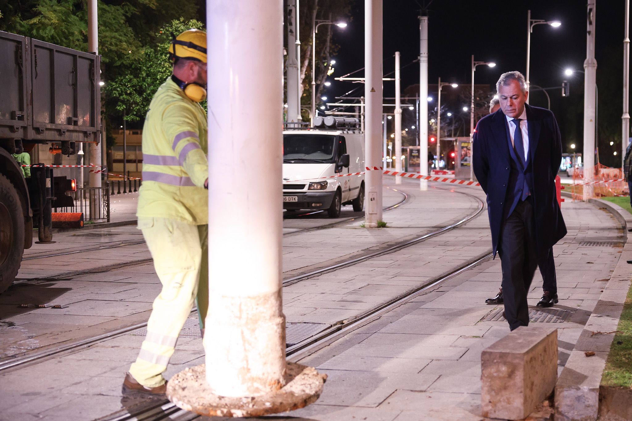 El alcalde de Sevilla, José Luis Sanz, en las obras de retirada de catenarias en el Prado.