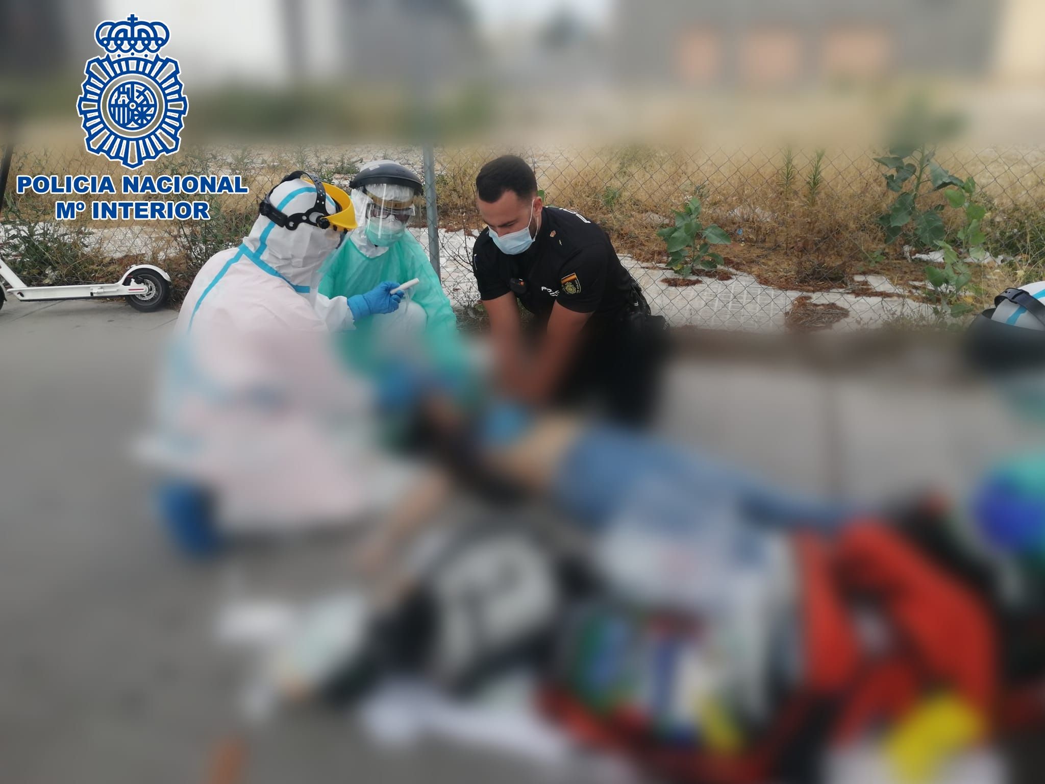 Servicio humanitario de la Policía en Cádiz.