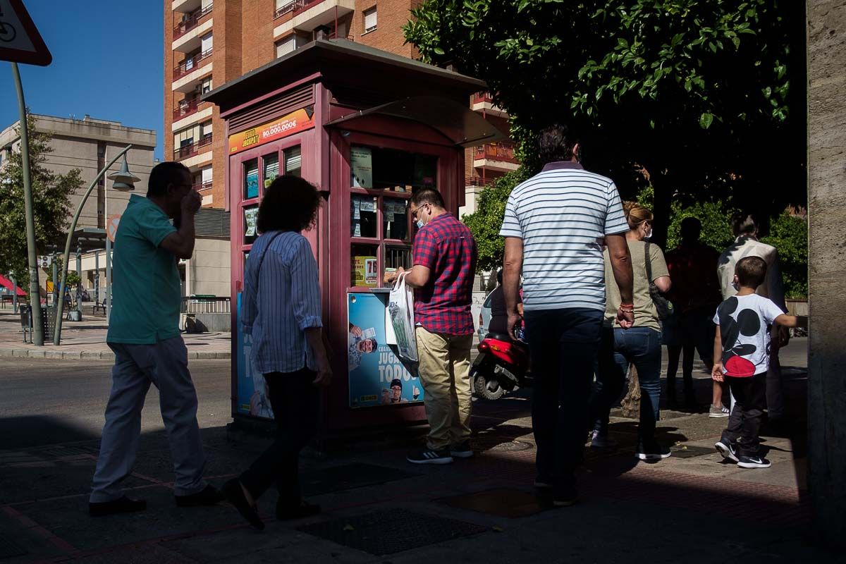 Varias personas pasean por Jerez, en días atrás. FOTO: MANU GARCÍA