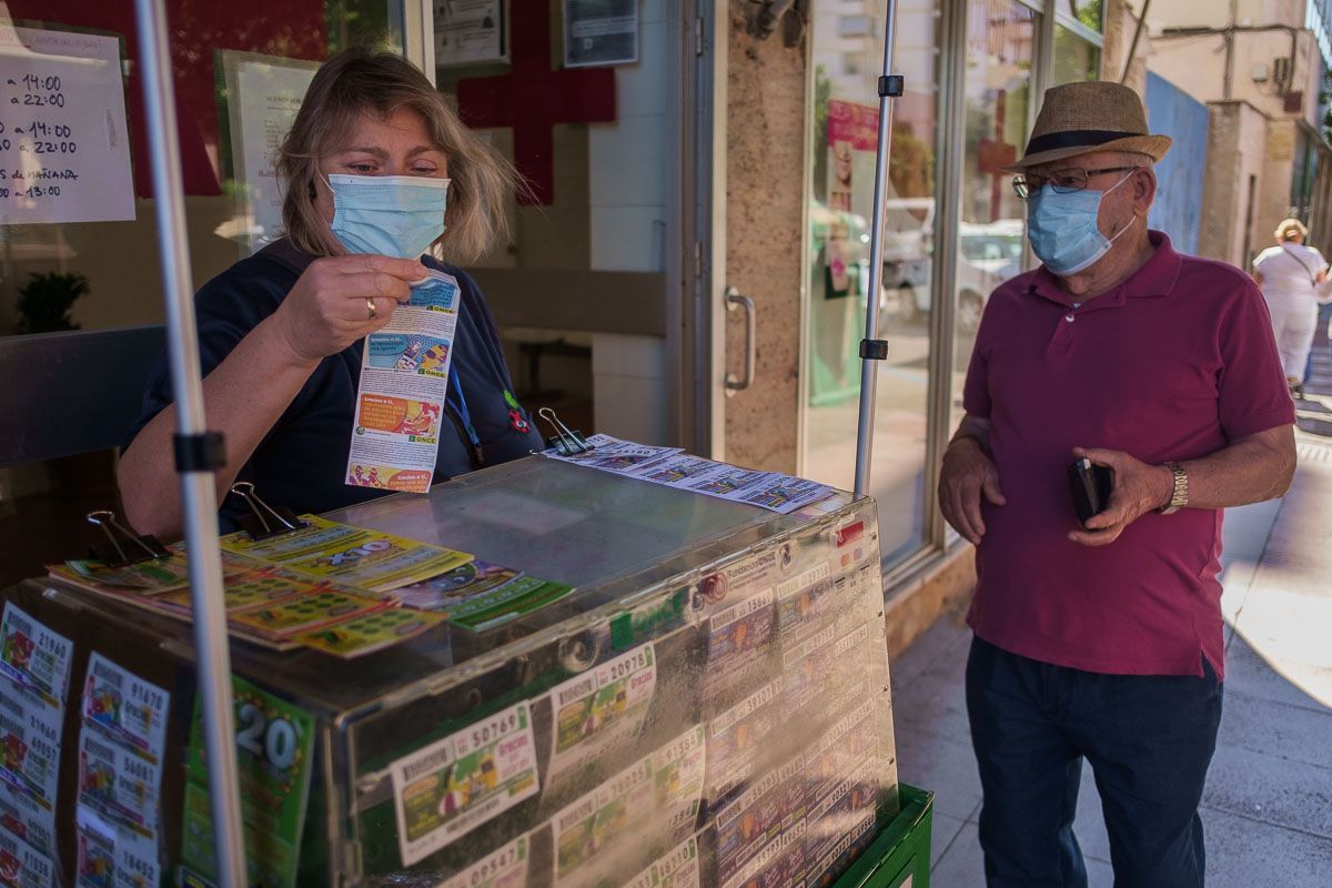 Conchi, en Diego Fernández Herrera, vendiendo para los primeros sorteos del coronavirus. FOTO: MANU GARCÍA