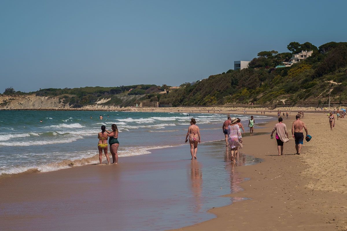 Bañistas, en la playa de Las Redes, en El Puerto, una de las banderas azules este verano.