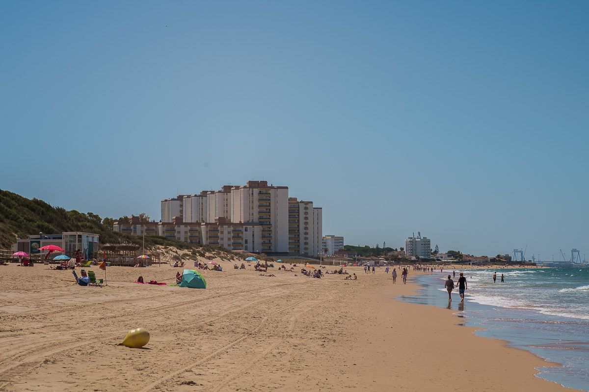 Una joven portuense acaba en el hospital tras ser golpeada con una piedra en la playa de Las Redes.