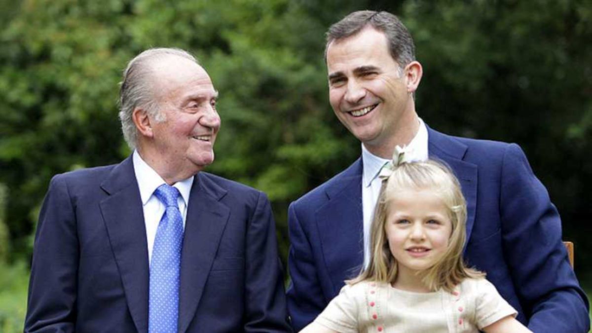 El rey Juan Carlos de Borbón junto a Felipe VI y la infanta Leonor, poco antes de la abicación. FOTO: RTVE