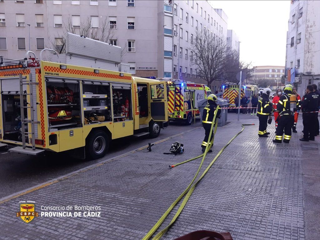 Una imagen de la actuación de los bomberos tras el incendio en una vivienda en Cádiz. Una imagen de la actuación de los bomberos tras el incendio en una vivienda en Cádiz.