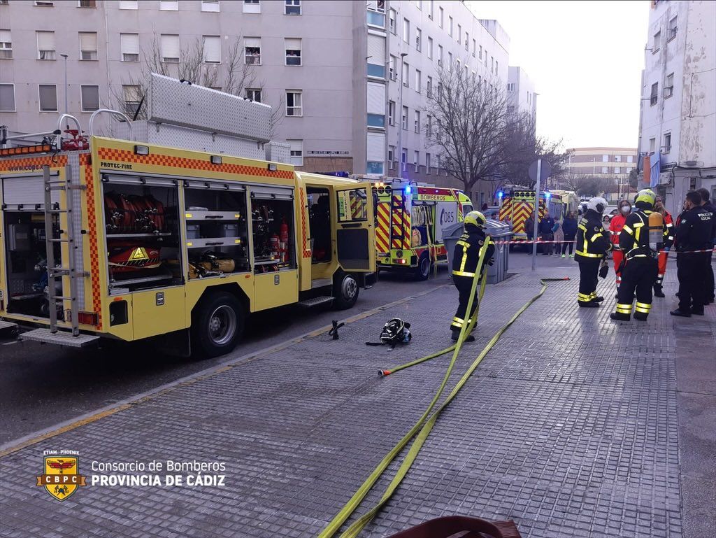 Una imagen de la actuación de los bomberos tras el incendio en una vivienda en Cádiz.