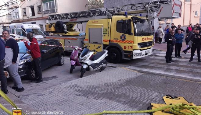 Actuación de los bomberos en la calle Grazalema de Cádiz.