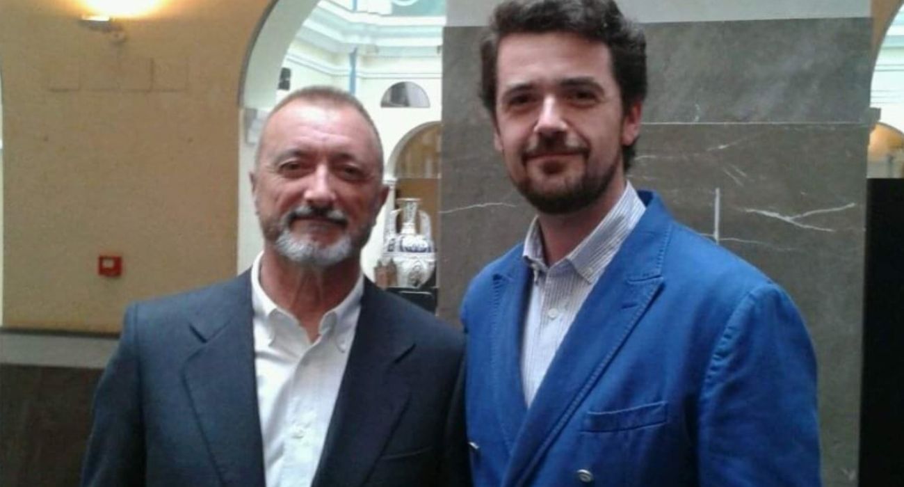 El político Antonio Manuel Membrilla, a la derecha, junto al escritor Arturo Pérez-Reverte.