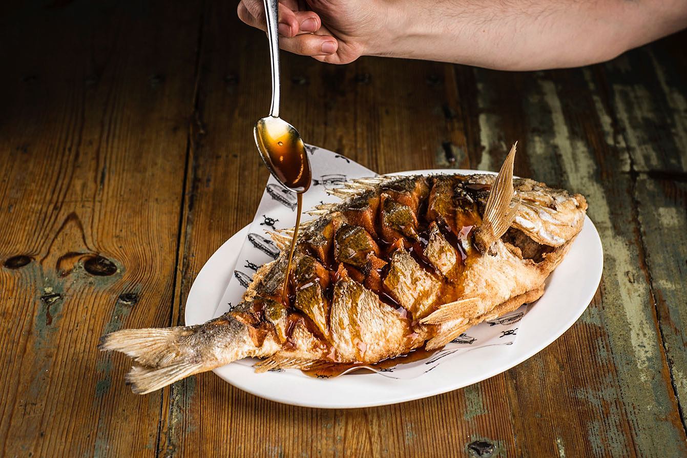 Uno de los platos de La Taberna del Chef del Mar, la extensión de Aponiente de Ángel León en El Puerto, también con Sol Repsol.