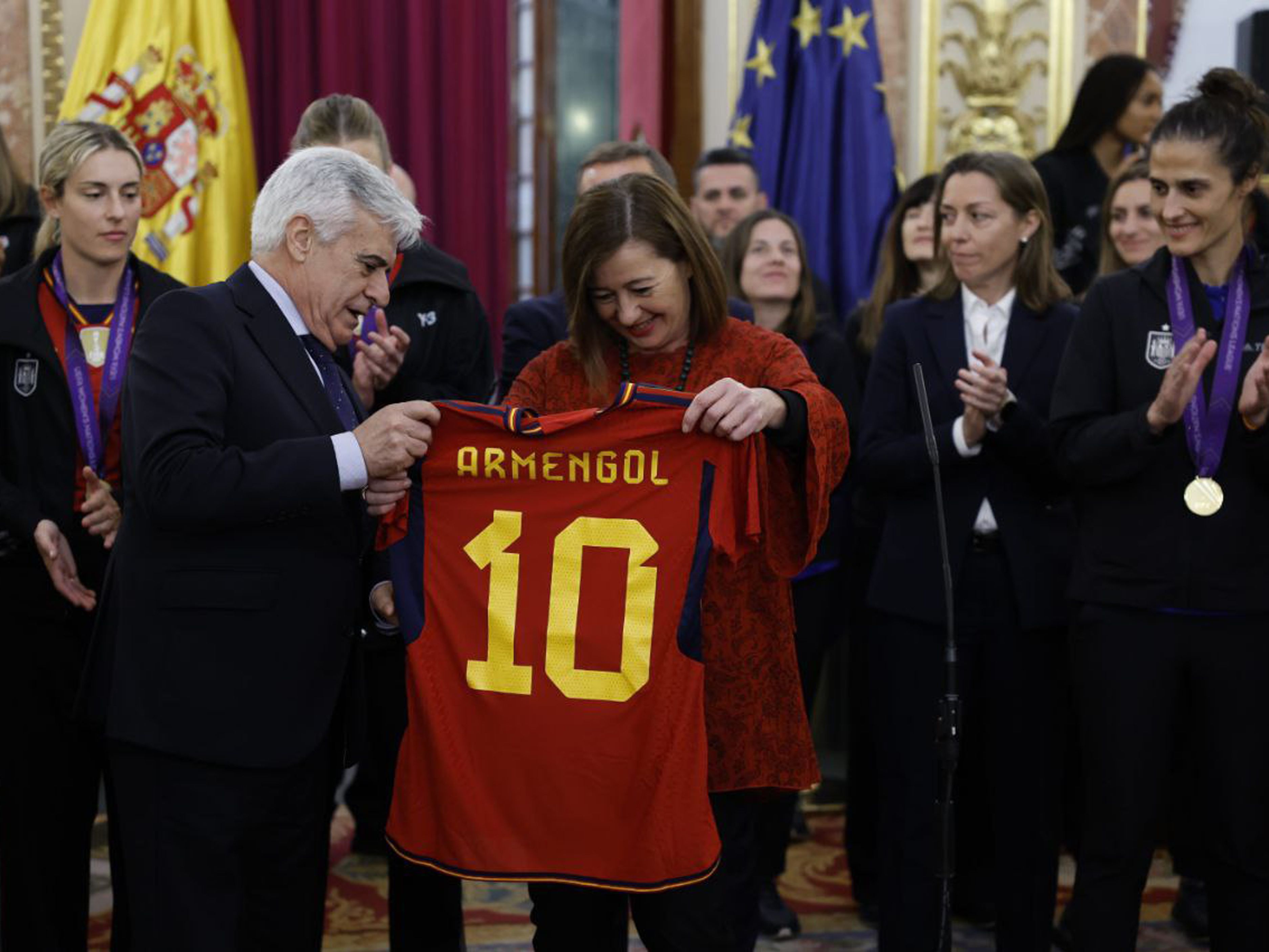 Francina Armengol recibiendo a la selección de fútbol.