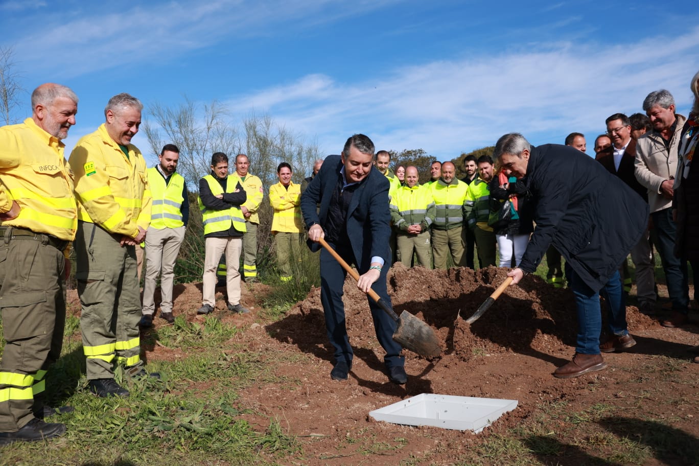 El consejero de la Presidencia, Antonio Sanz, durante la colocación de la primera piedra del nuevo Cedefo de Algodonales.