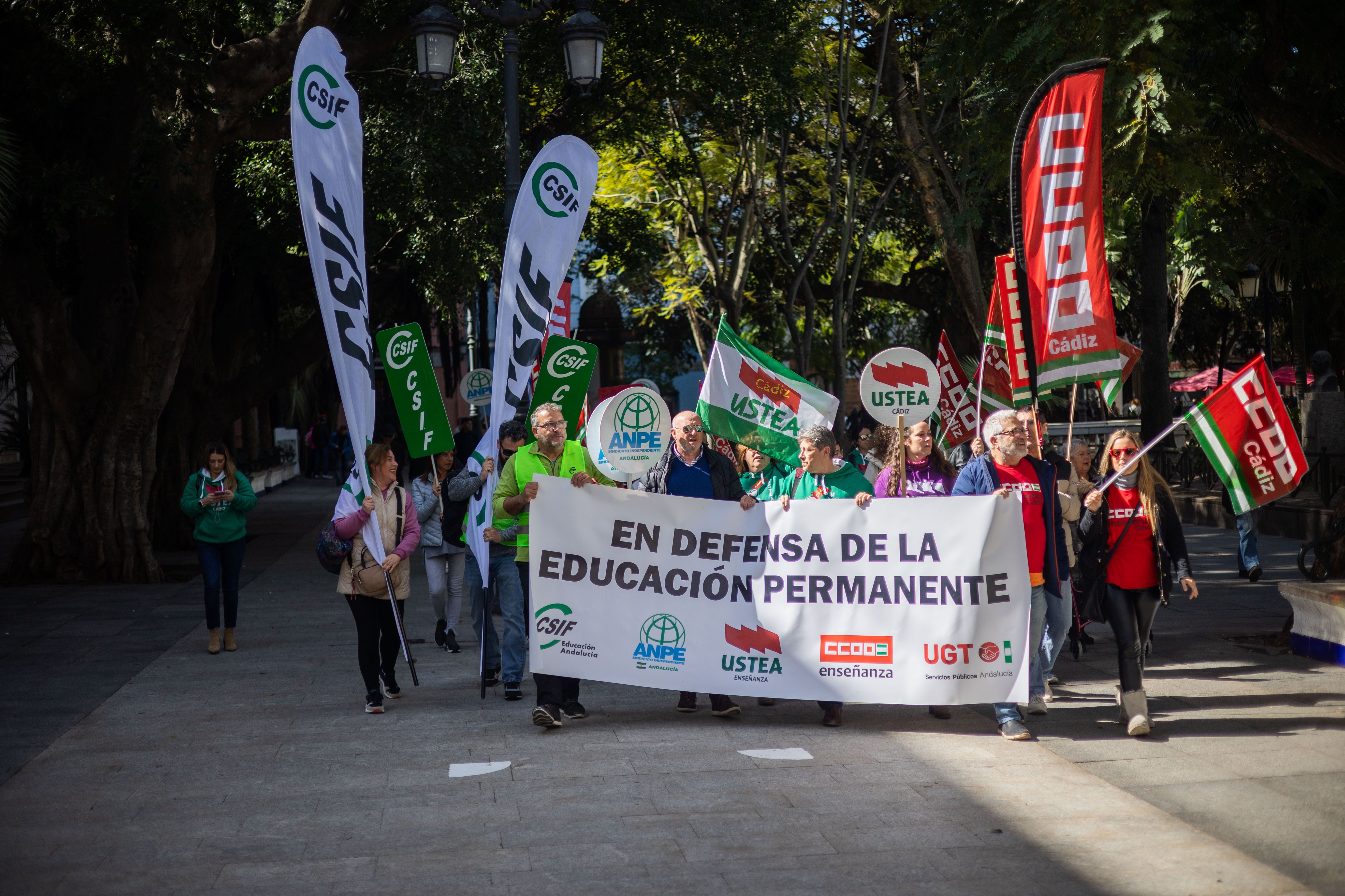 Pancartas en la concentración convocada en Cádiz. 