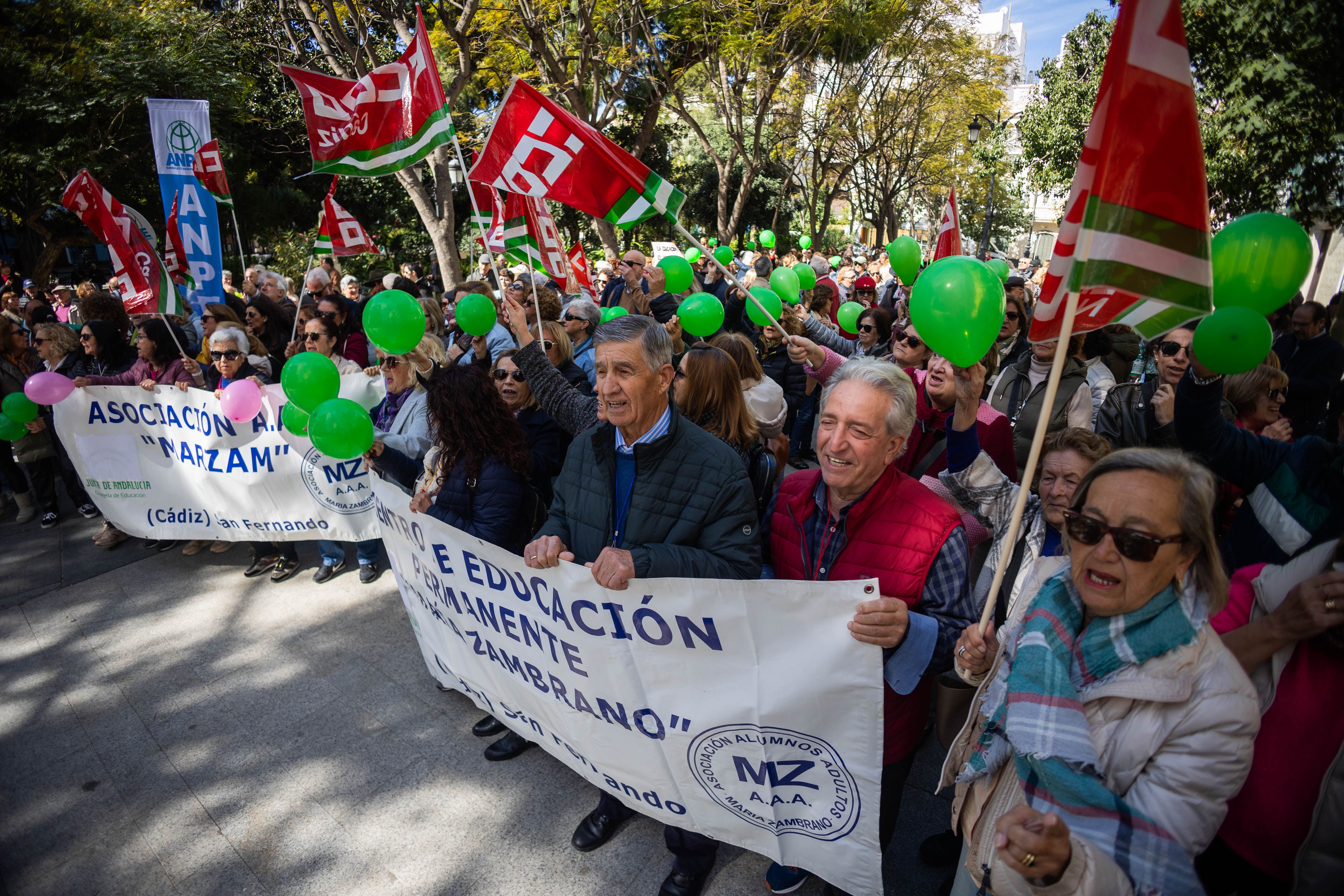 Concentración en defensa por la educación permanente en Cádiz.