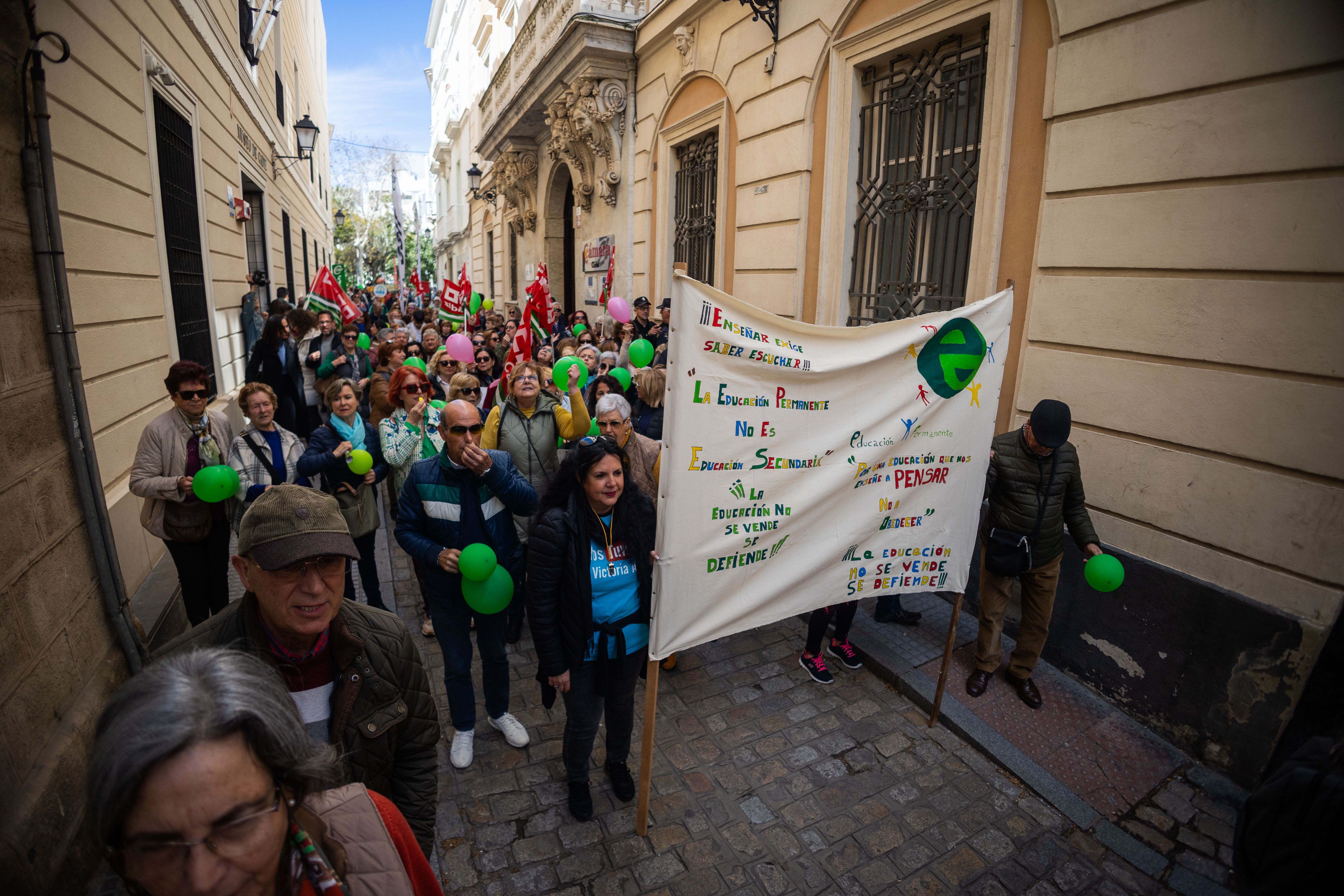 Concentración en defensa por la educación permanente en la Plaza Mina.