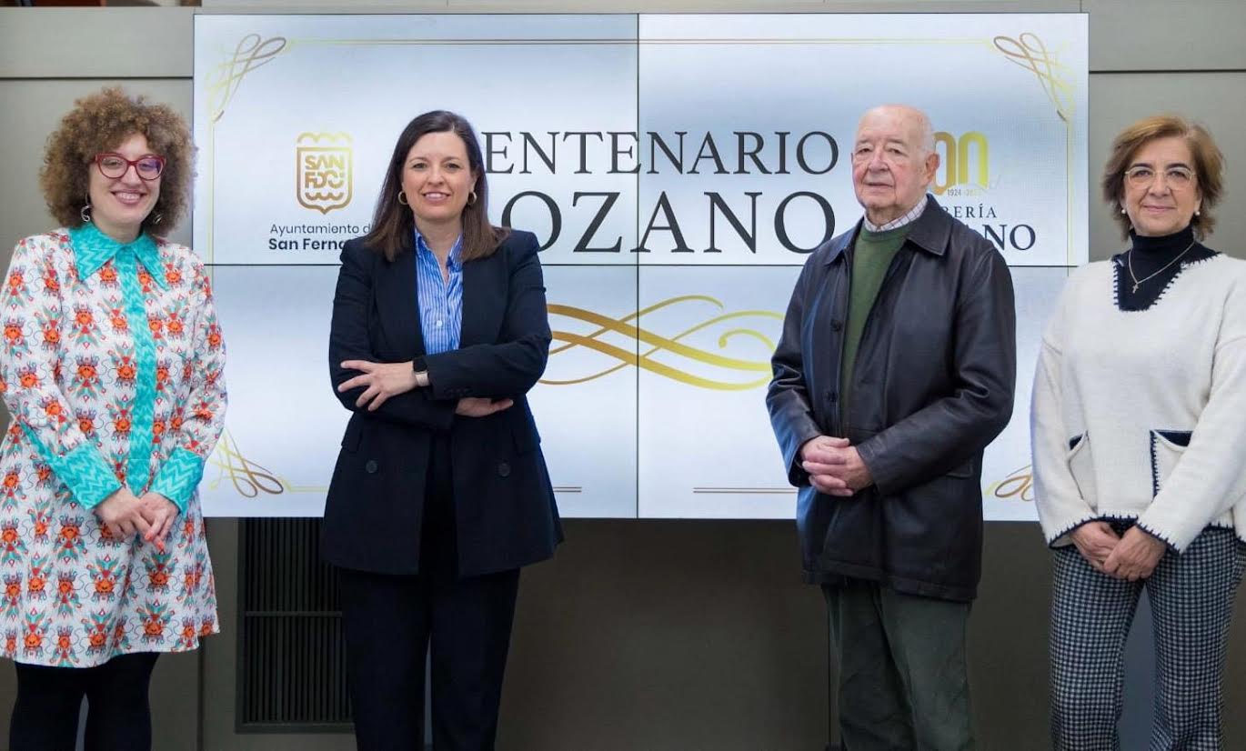 Patricia Cavada y Pepa Pacheco junto a los responsables de la librería: Francisco de Paula García y Cristina García.
