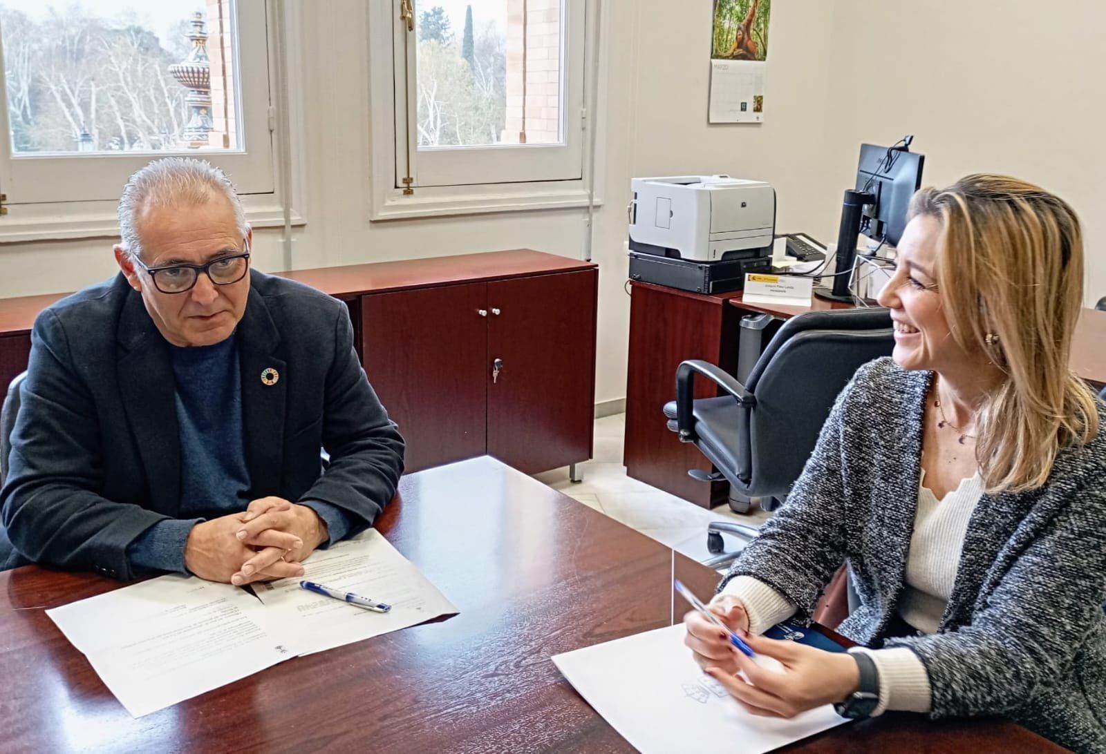 Avances en el carril bici que unirá Alcalá de Guadíra con la Pablo de Olavide. La alcaldesa y el presidente de la CHG durante la reunión.