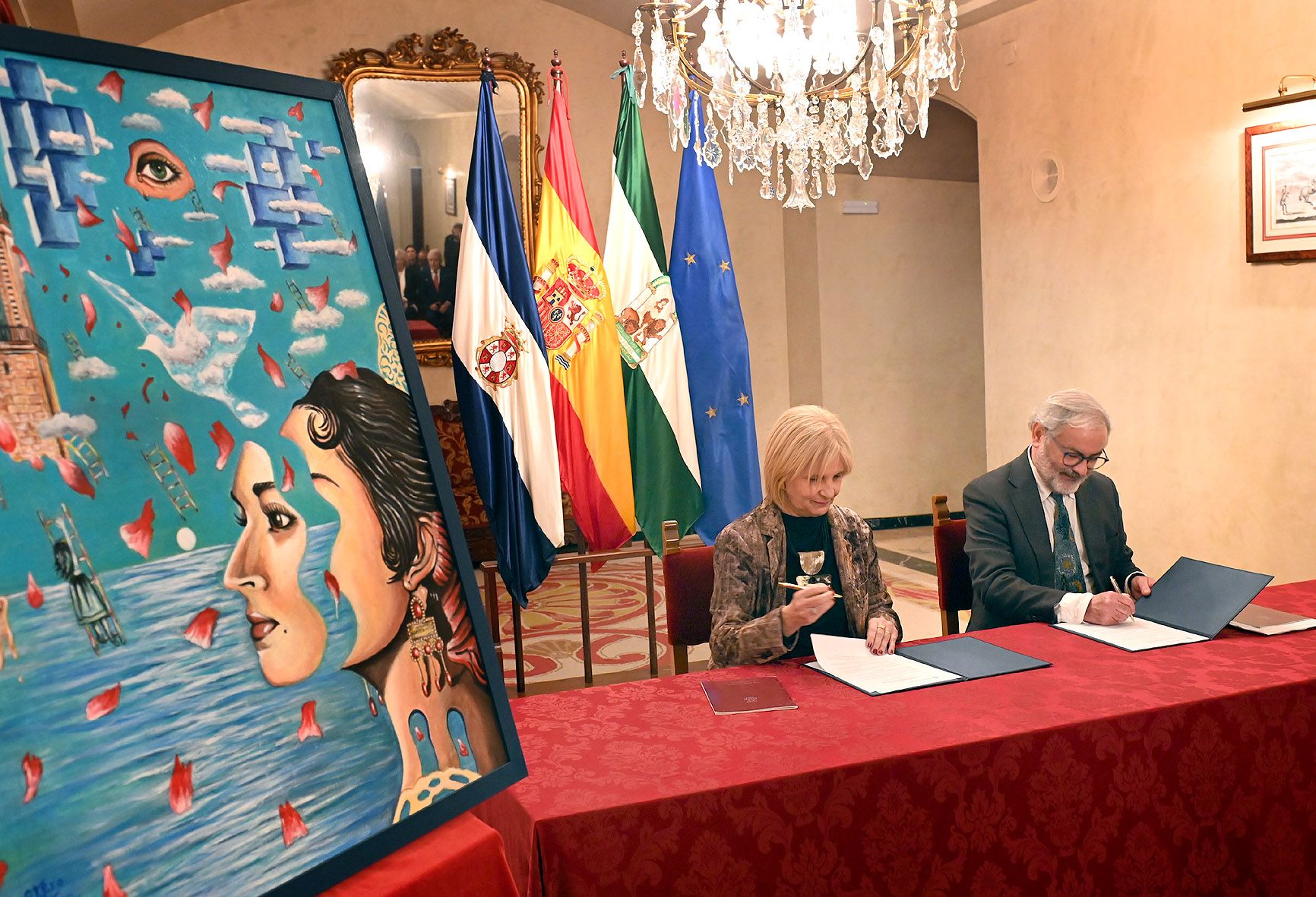 La alcaldesa y el pintor durante la firma de cesión del cuadro.
