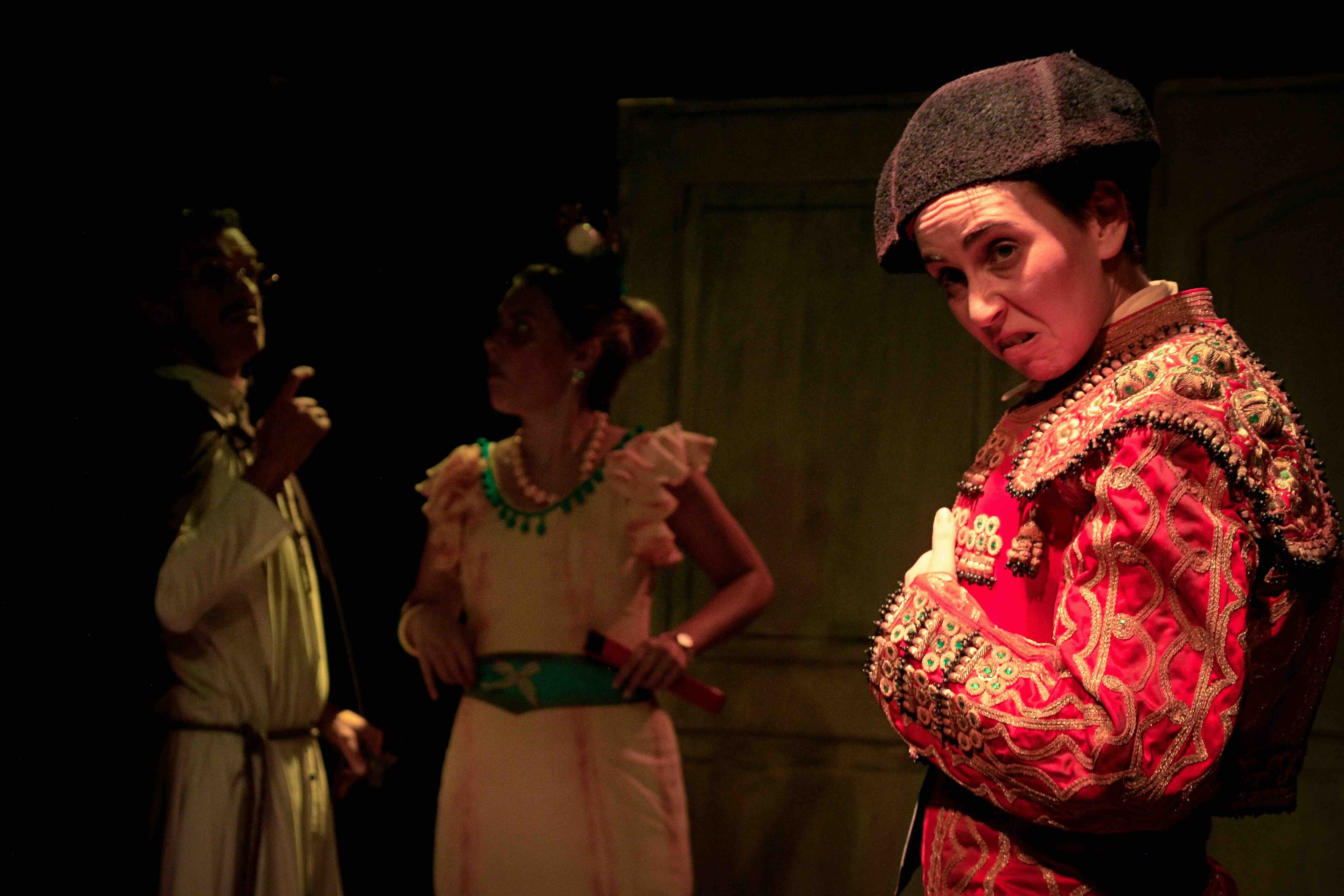 Pablo Rodríguez, Sara Velasco y Cristina Mateos en una escena de 'Solo queda caer', obra de la compañía de Morón La Periférica.