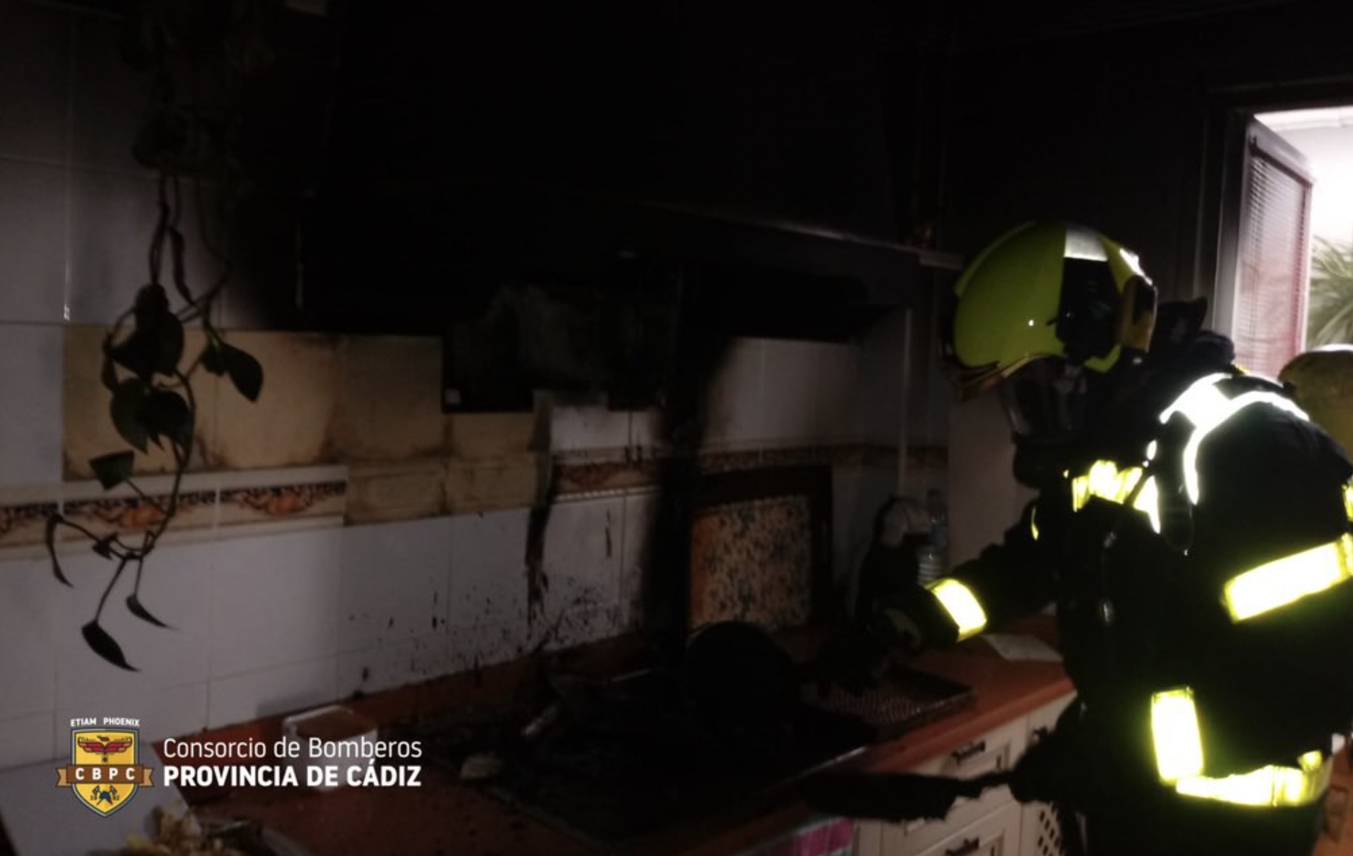 El propietario de una casa de Olvera controla el incendio por sus propios medios.