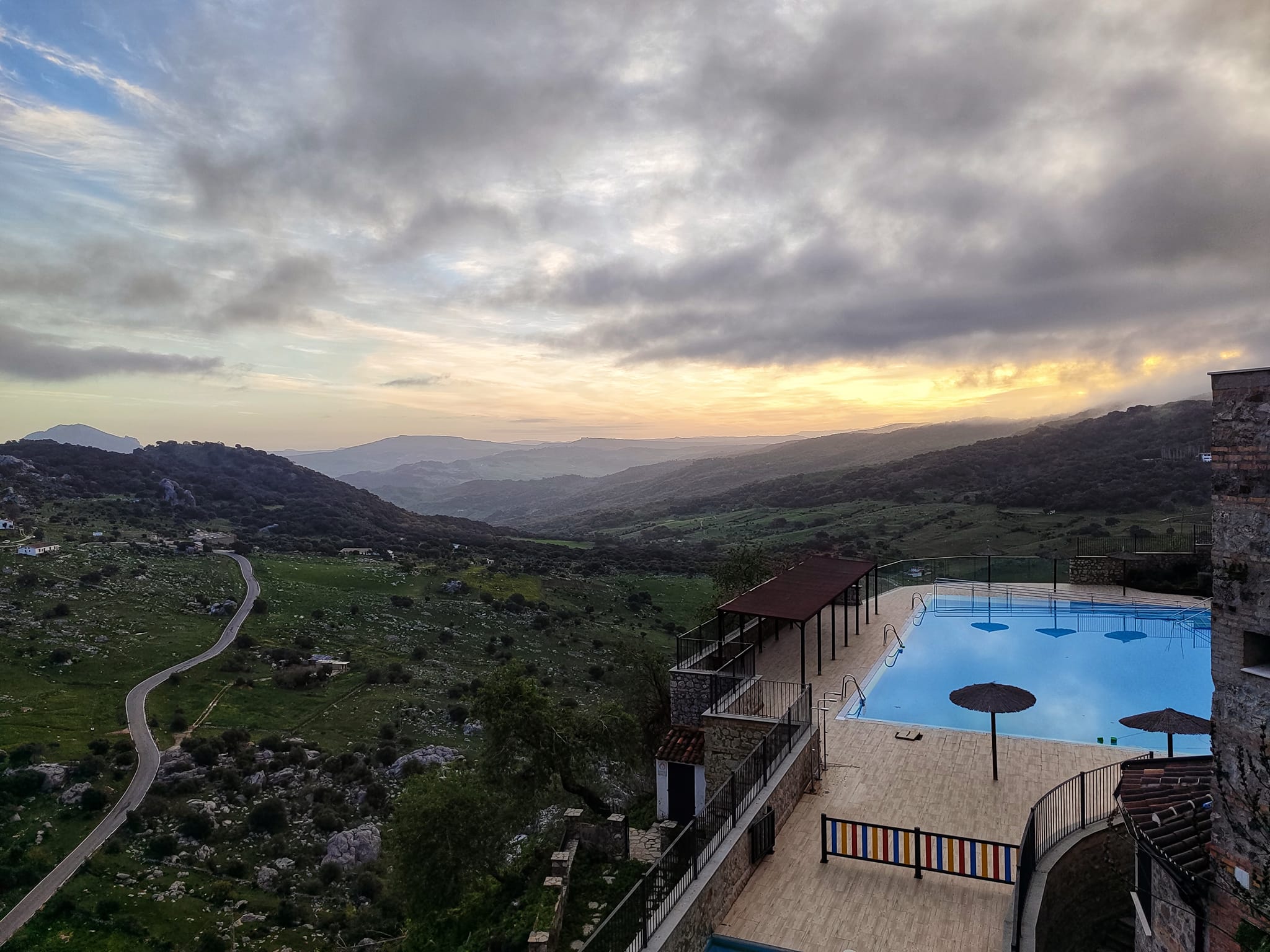 Una panorámica de la Sierra de Grazalema, con un establecimiento hotelero en primer plano. 