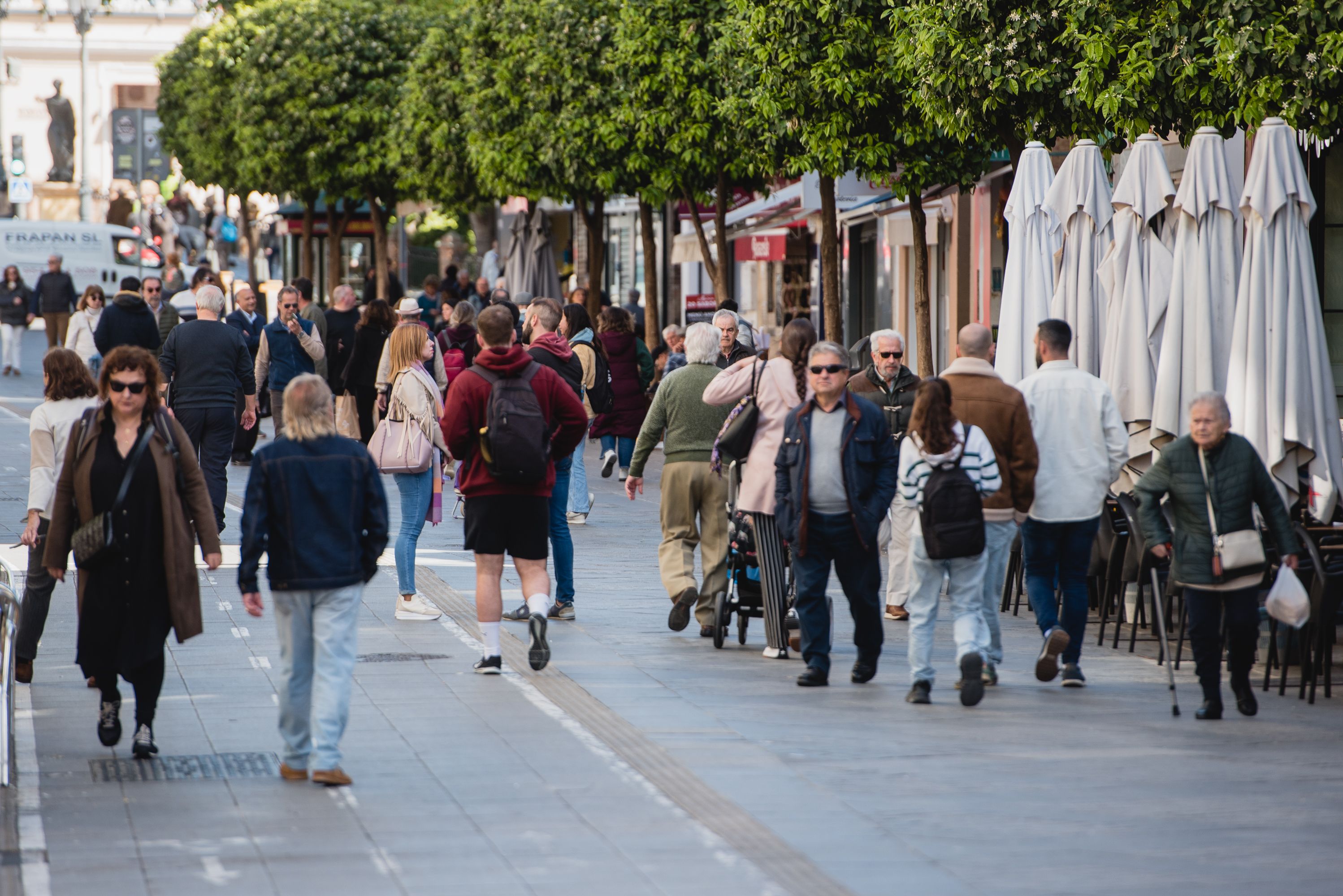 Una imagen de la calle San Jacinto de Sevilla, con la plaza del Altozano al fondo.