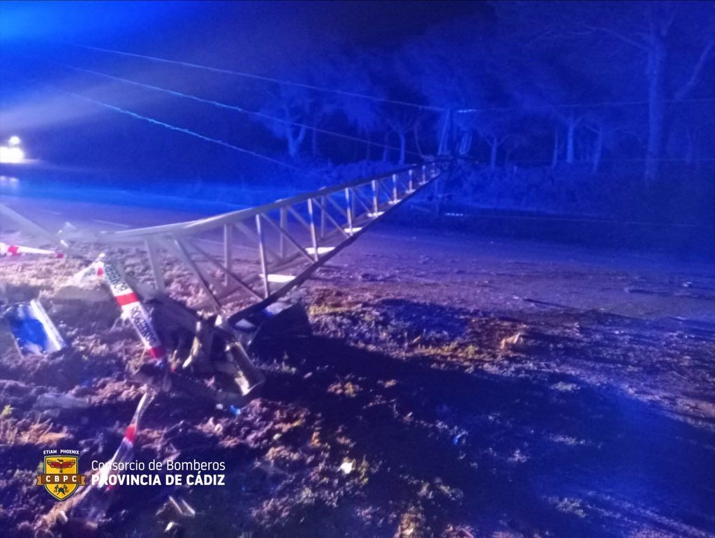 Estado en que quedó la torreta eléctrica tras el accidente.