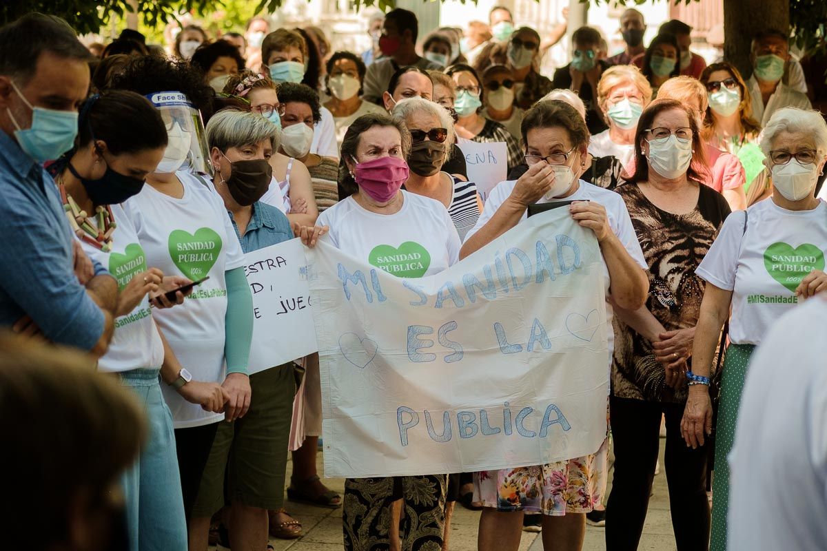 Vecinas de Trebujena, durante la concentración en defensa de la Sanidad pública. FOTO: MANU GARCÍA