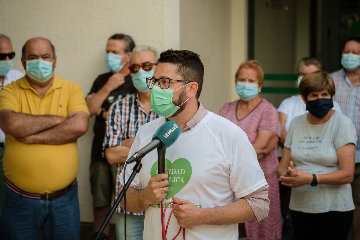 El alcalde de Trebujena. Jorge Rodríguez, en una concentración en defensa de la Sanidad pública. FOTO: MANU GARCÍA