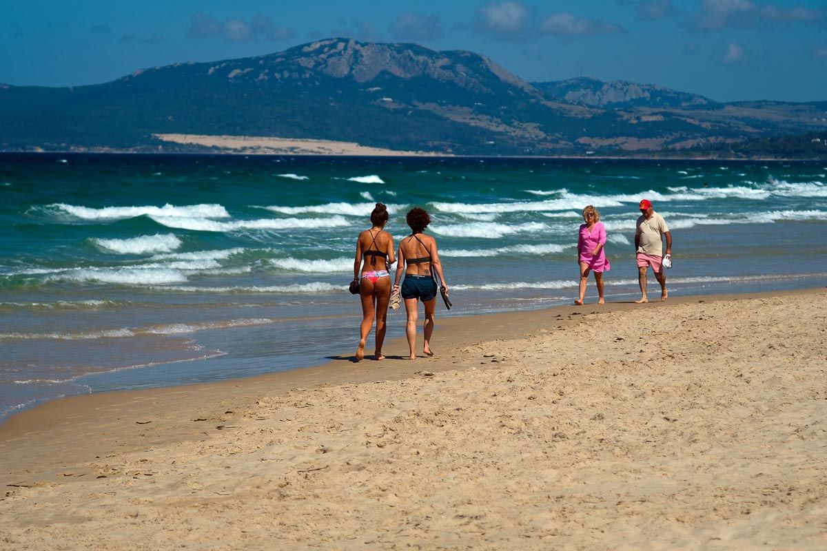 Bañistas, en la playa de Los Lances de Tarifa. FOTO: JOSÉ LUIS TIRADO (joseluistirado.es)