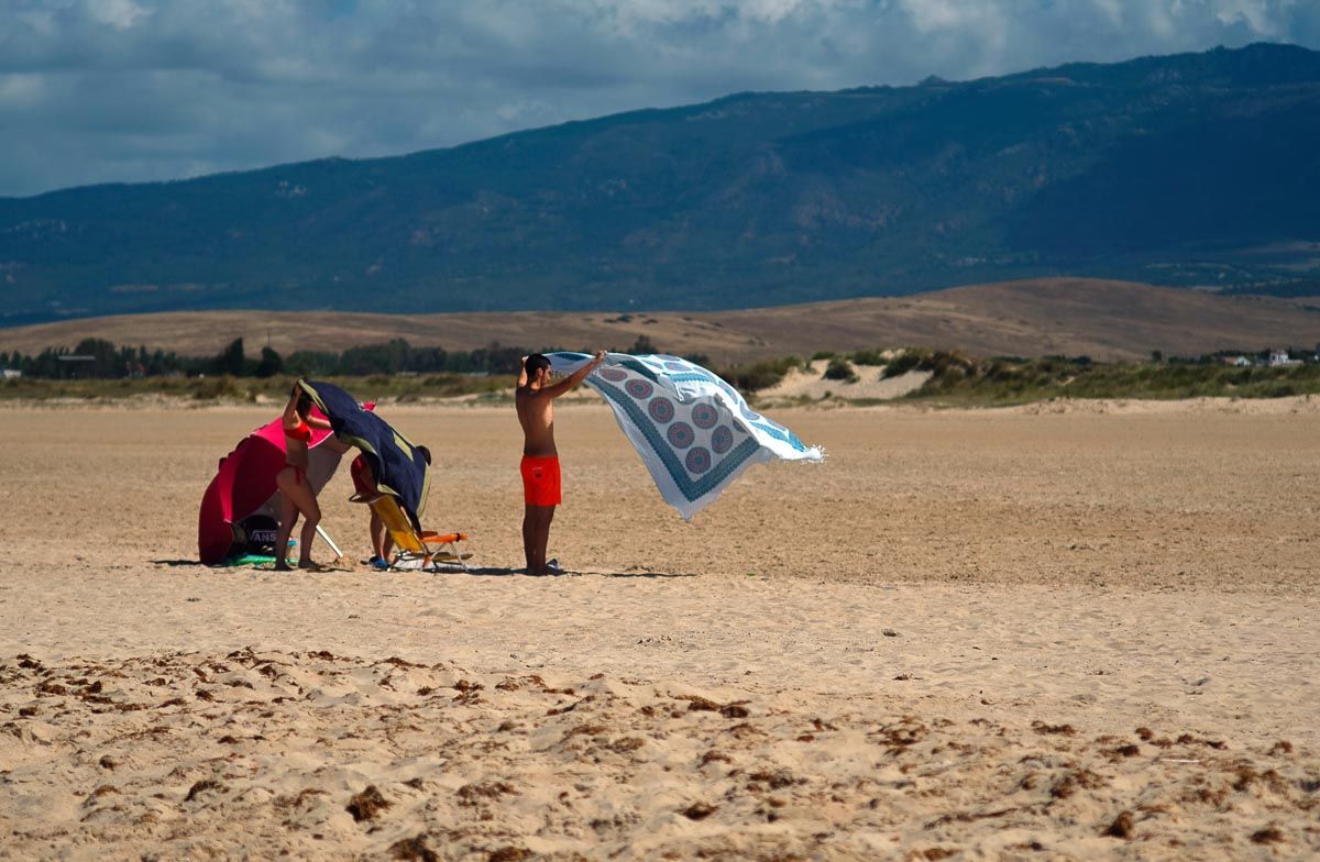 Un grupo de personas en las playas de Tarifa, en estos días. FOTO: JOSÉ LUIS TIRADO (joseluistirado.es)