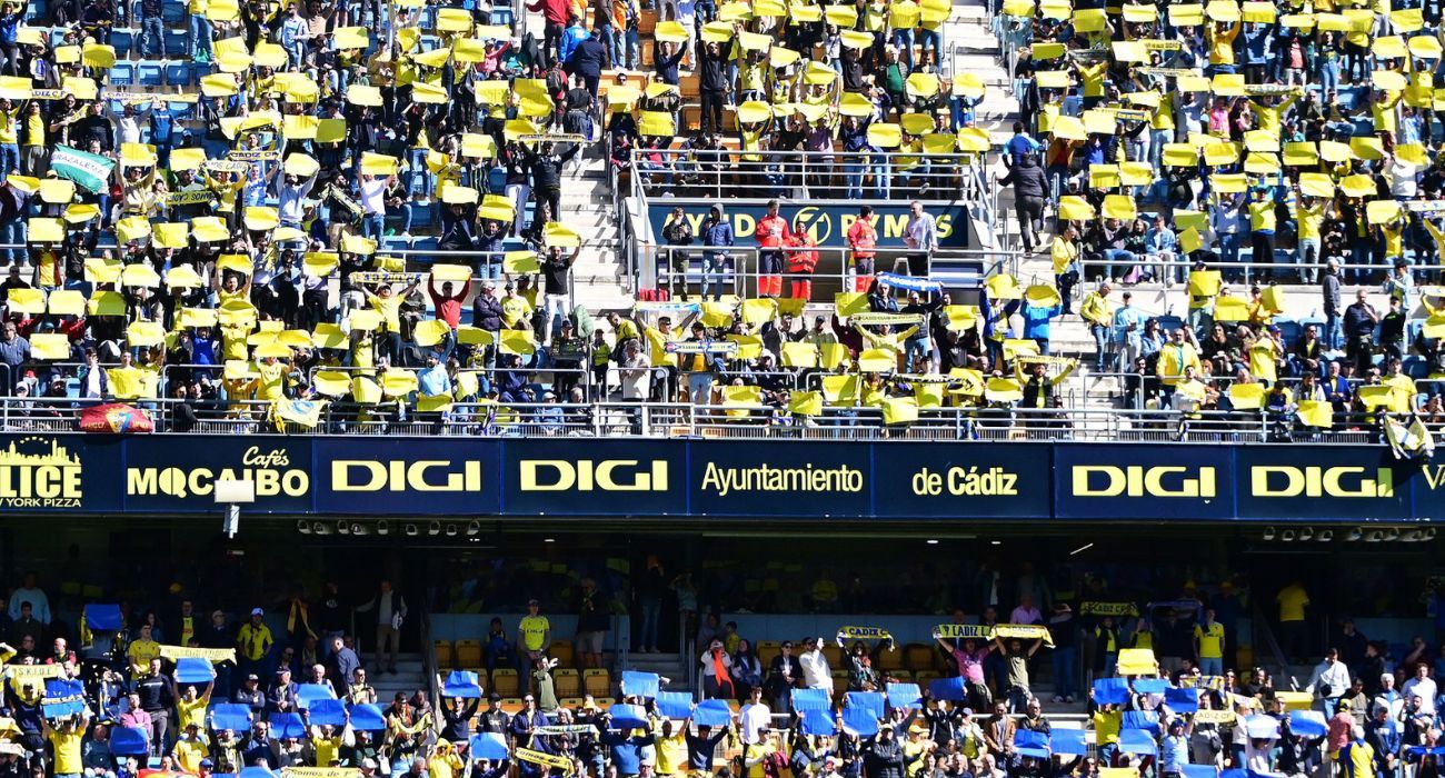 Aficionados del Cádiz CF, en el Nuevo Mirandilla.   FOTO: CADIZCF