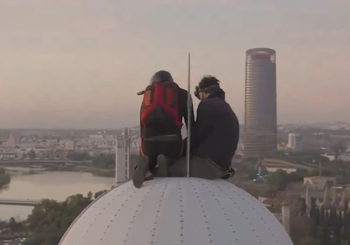 David Laffargue se lanza del cohete de la Expo, en La Cartuja de Sevilla.