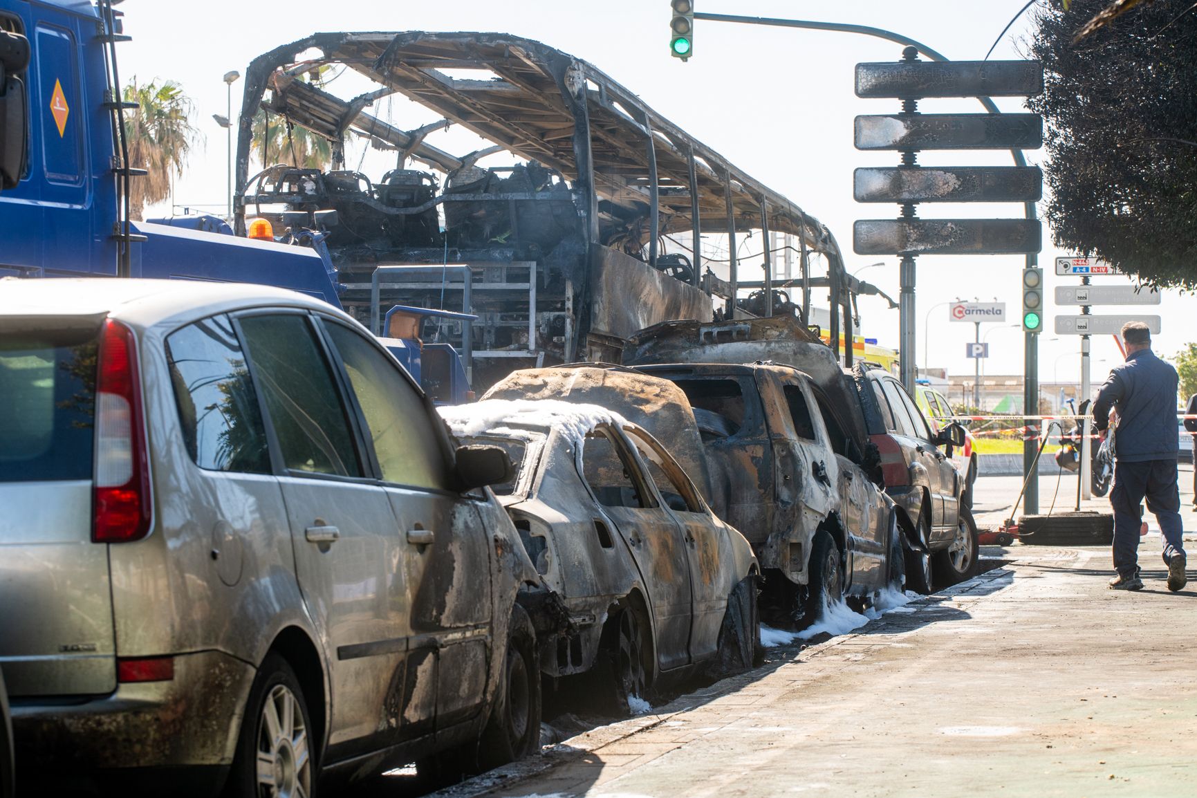 El incendio del autobús en la avenida de la Sanidad de Cádiz, en imágenes.