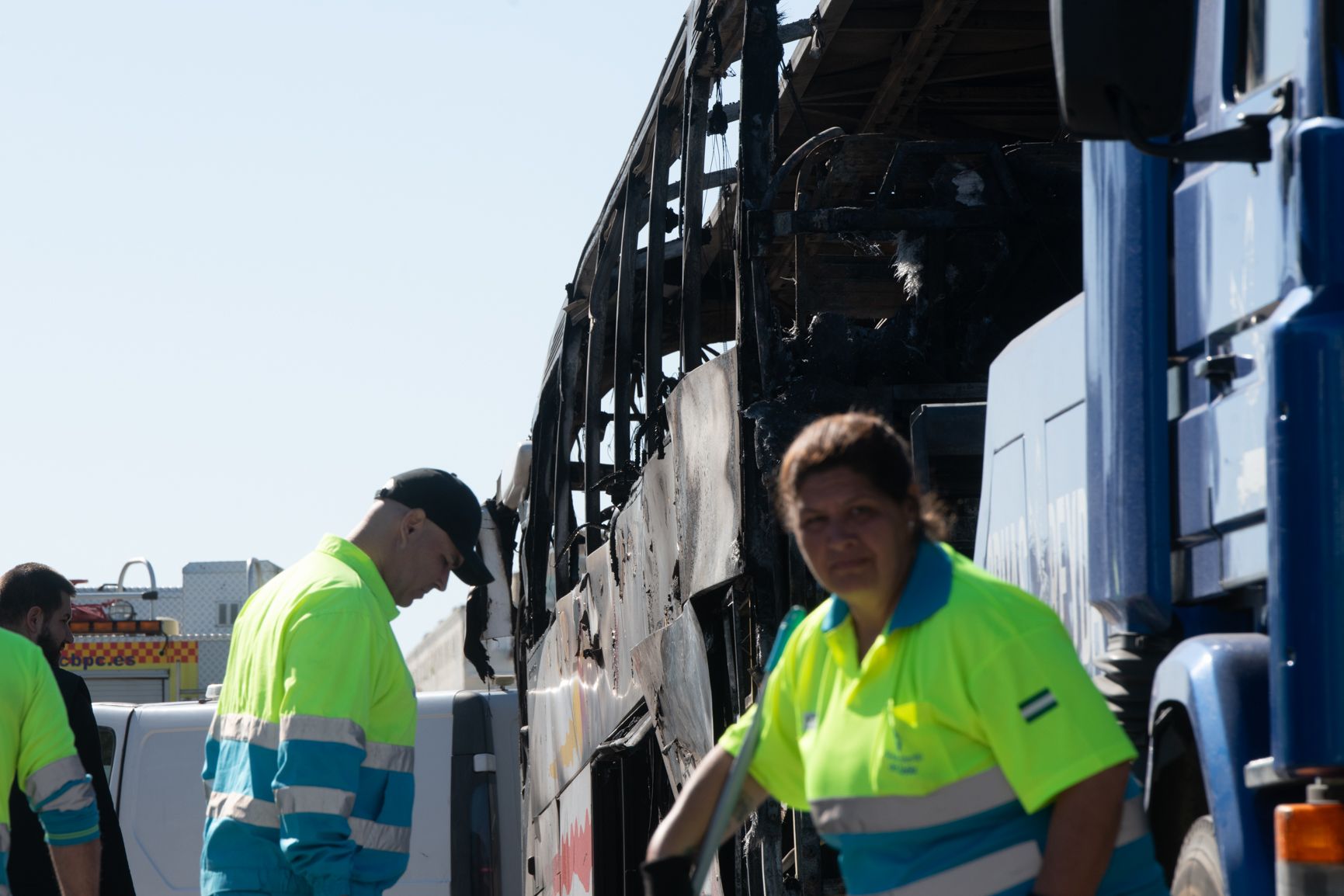El incendio del autobús en la avenida de la Sanidad de Cádiz, en imágenes.