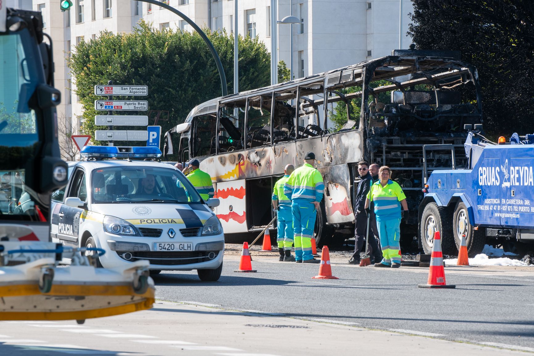 El incendio del autobús en la avenida de la Sanidad de Cádiz, en imágenes.