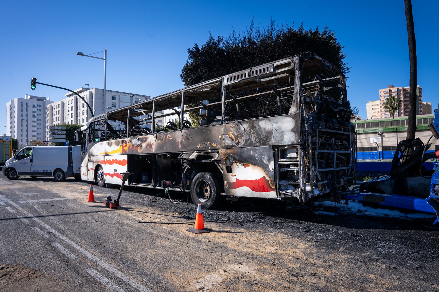 El incendio del autobús en la avenida de la Sanidad de Cádiz, en imágenes.