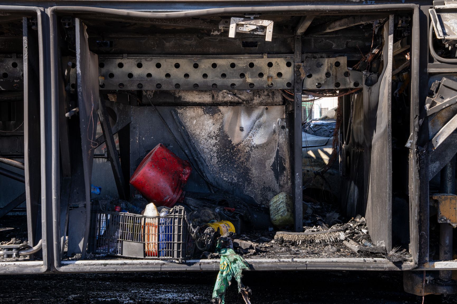 El incendio del autobús en la avenida de la Sanidad de Cádiz, en imágenes.