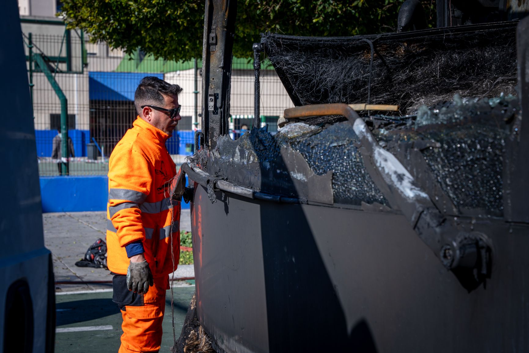El incendio del autobús en la avenida de la Sanidad de Cádiz, en imágenes.