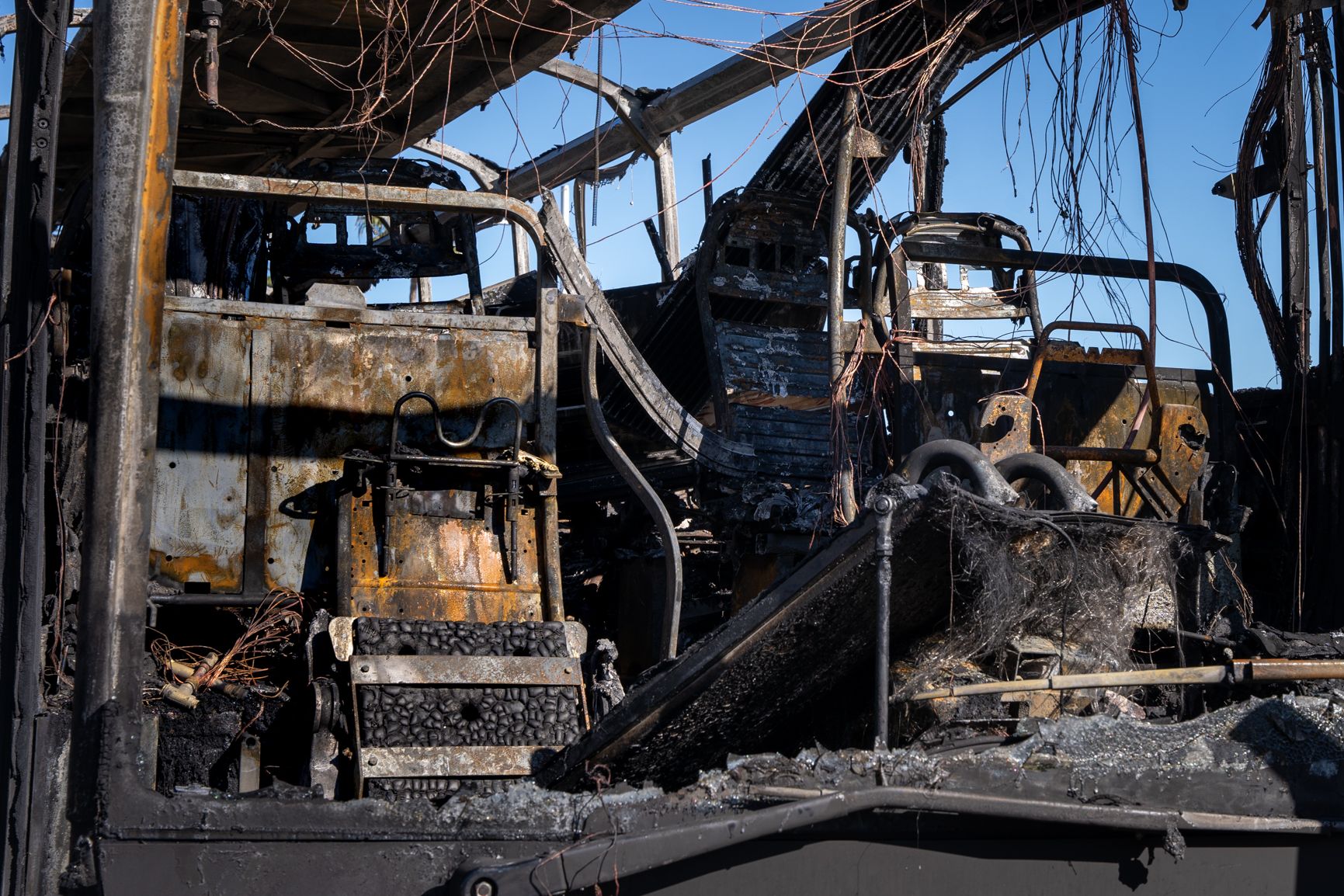 El incendio del autobús en la avenida de la Sanidad de Cádiz, en imágenes.