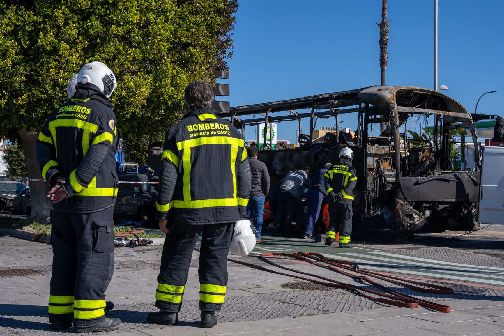 El incendio del autobús en la avenida de la Sanidad de Cádiz, en imágenes.