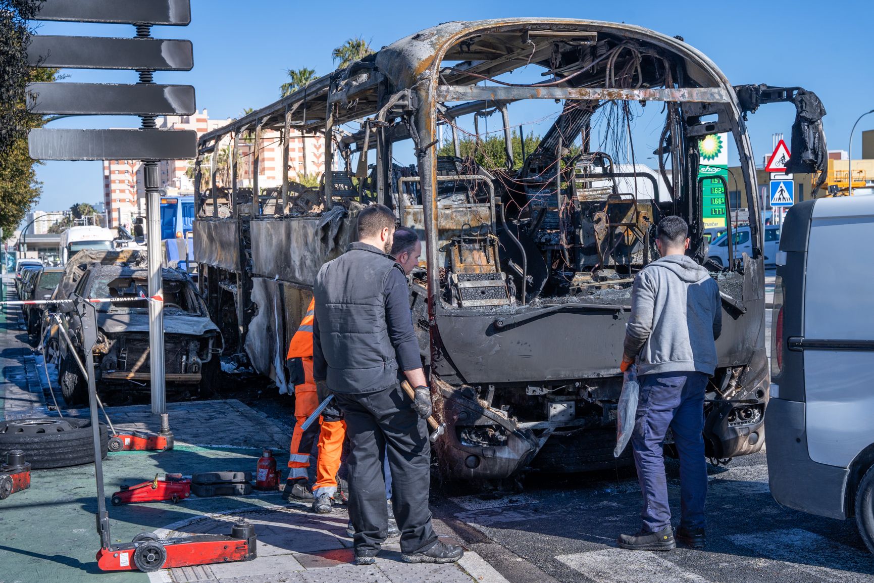 El incendio del autobús en la avenida de la Sanidad de Cádiz, en imágenes.