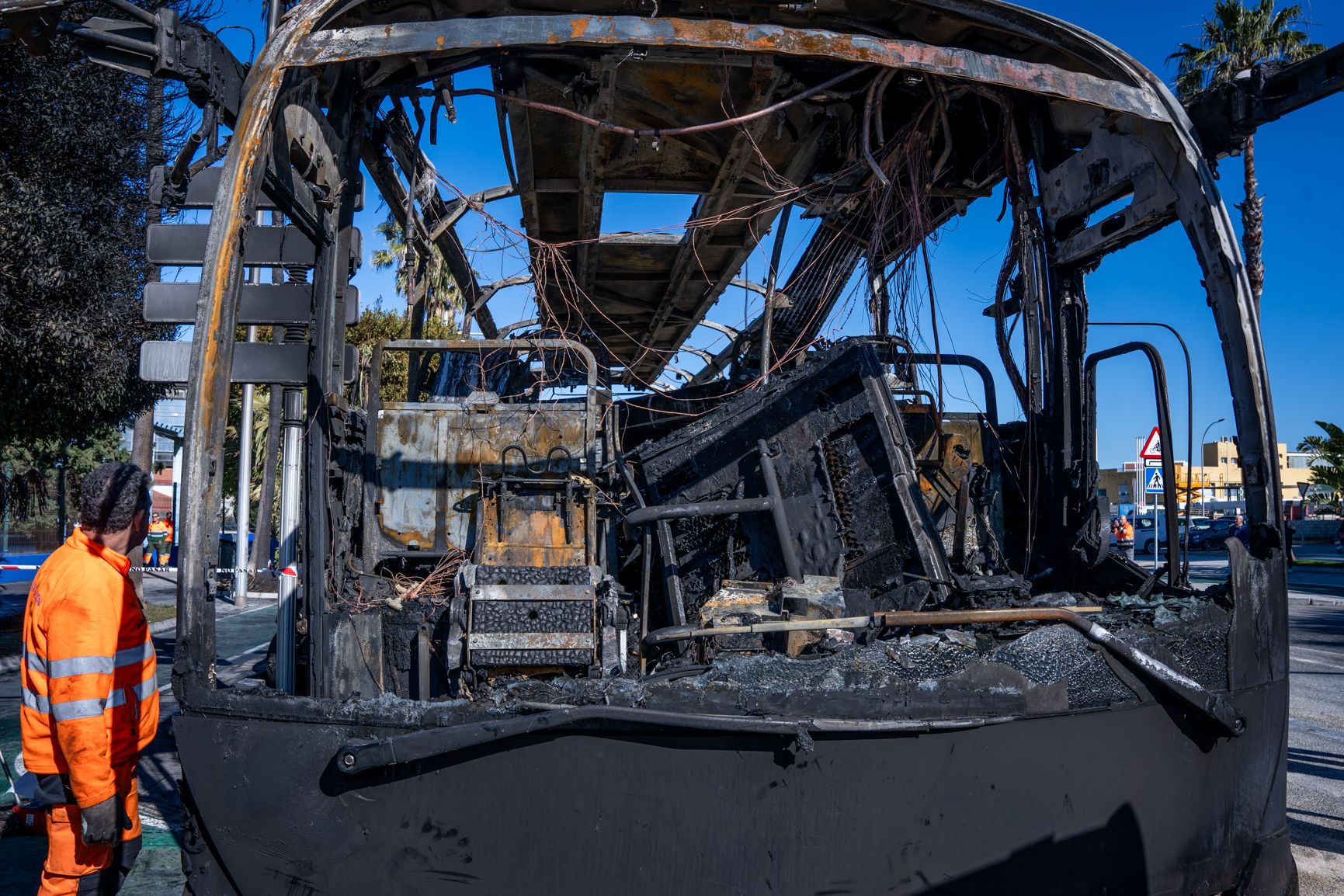 El incendio del autobús en la avenida de la Sanidad de Cádiz, en imágenes.