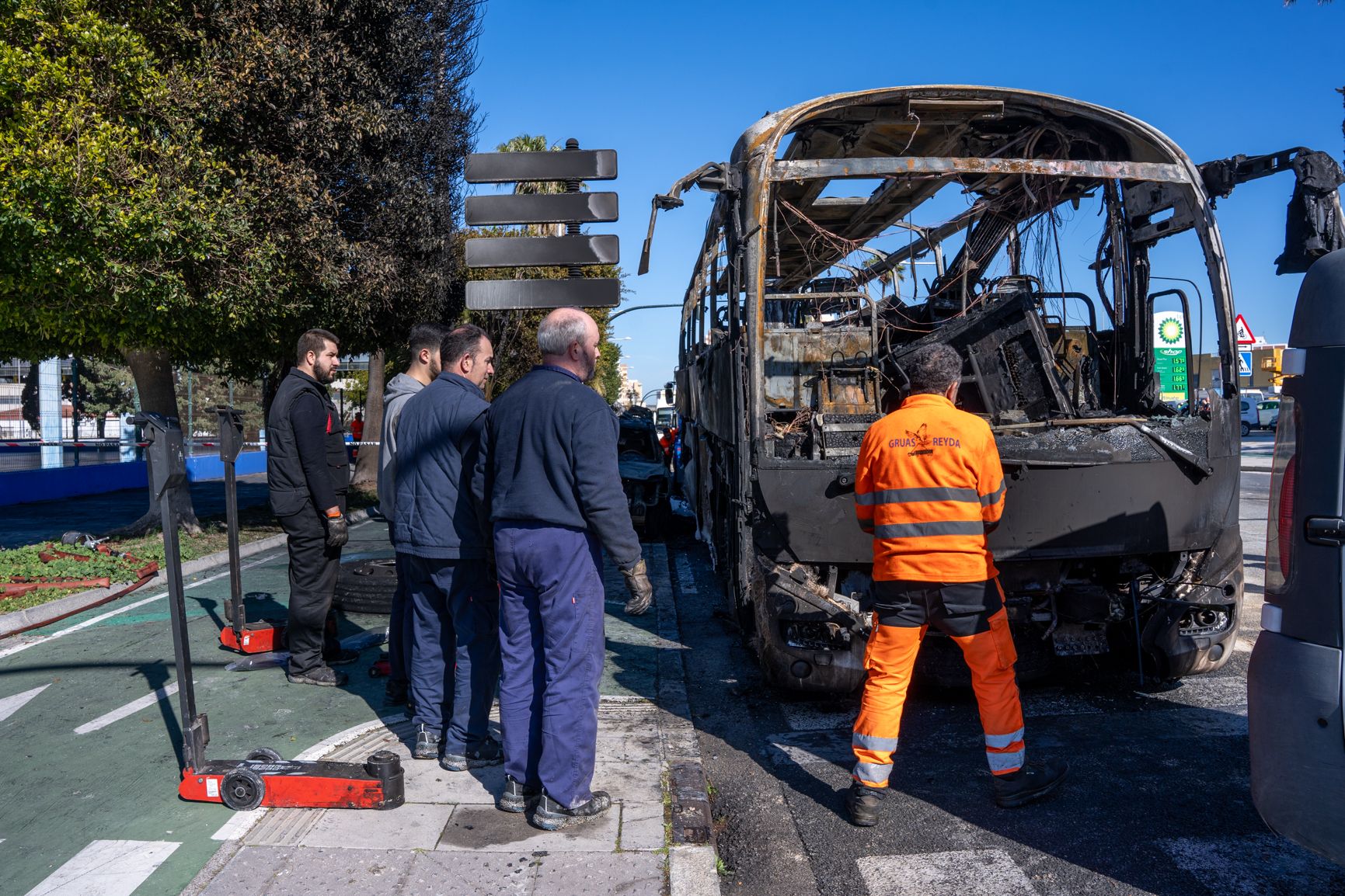 El incendio del autobús en la avenida de la Sanidad de Cádiz, en imágenes.