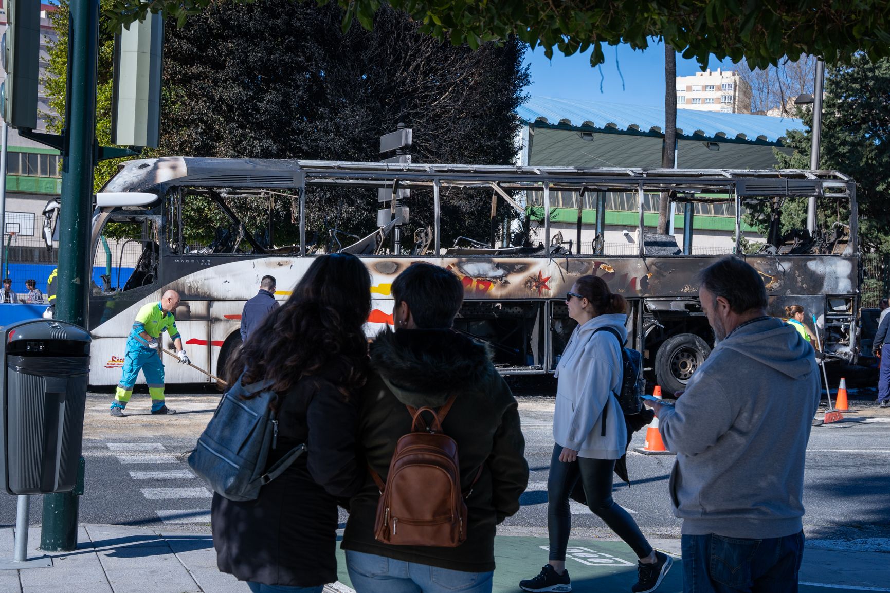 El incendio del autobús en la avenida de la Sanidad de Cádiz, en imágenes.
