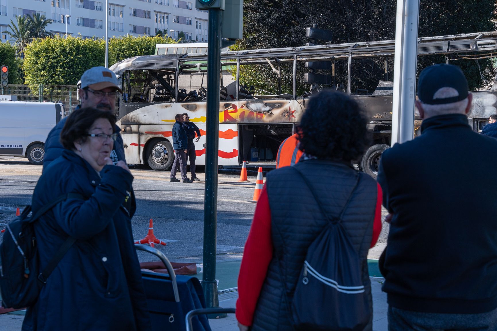 El incendio del autobús en la avenida de la Sanidad de Cádiz, en imágenes.