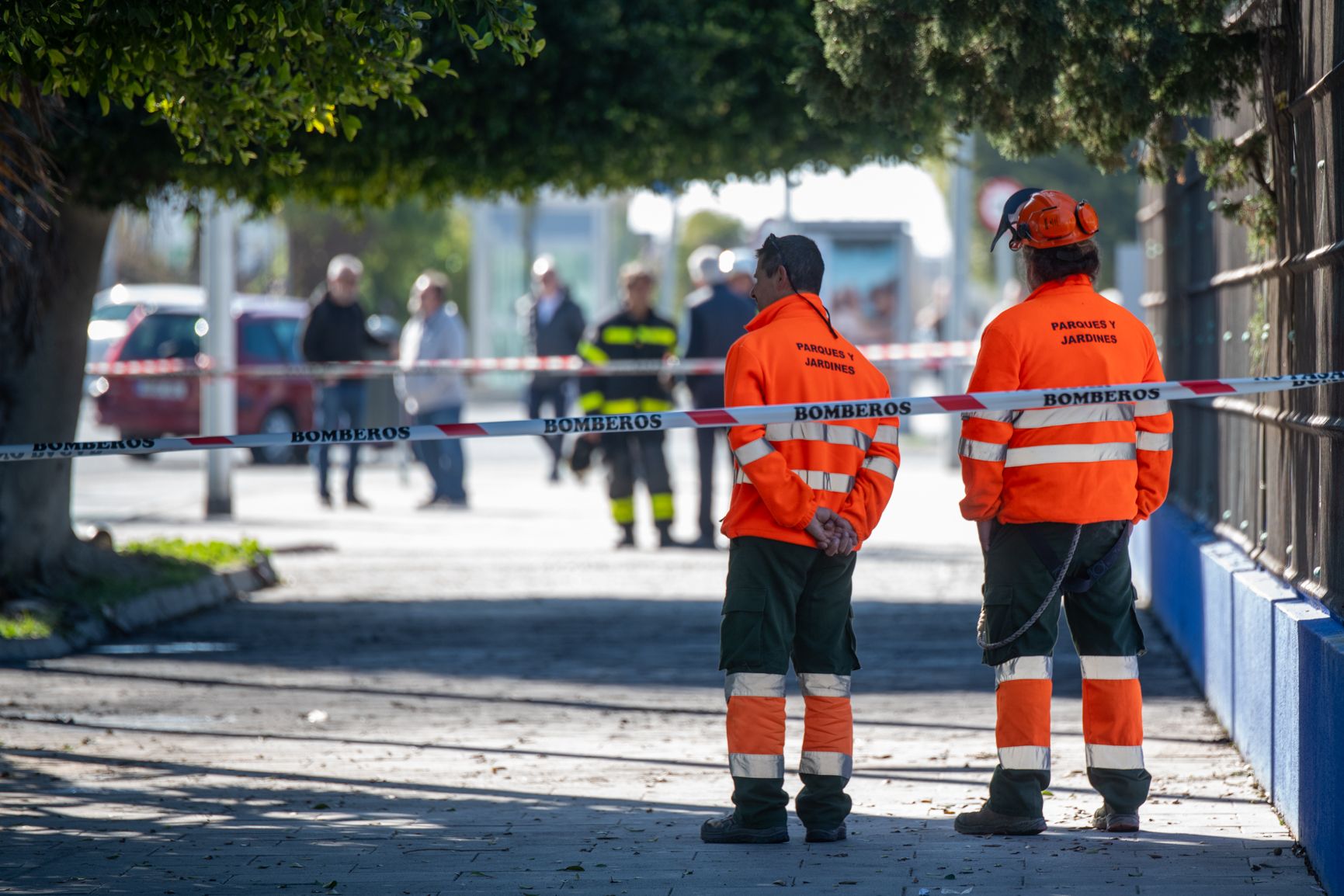 El incendio del autobús en la avenida de la Sanidad de Cádiz, en imágenes.