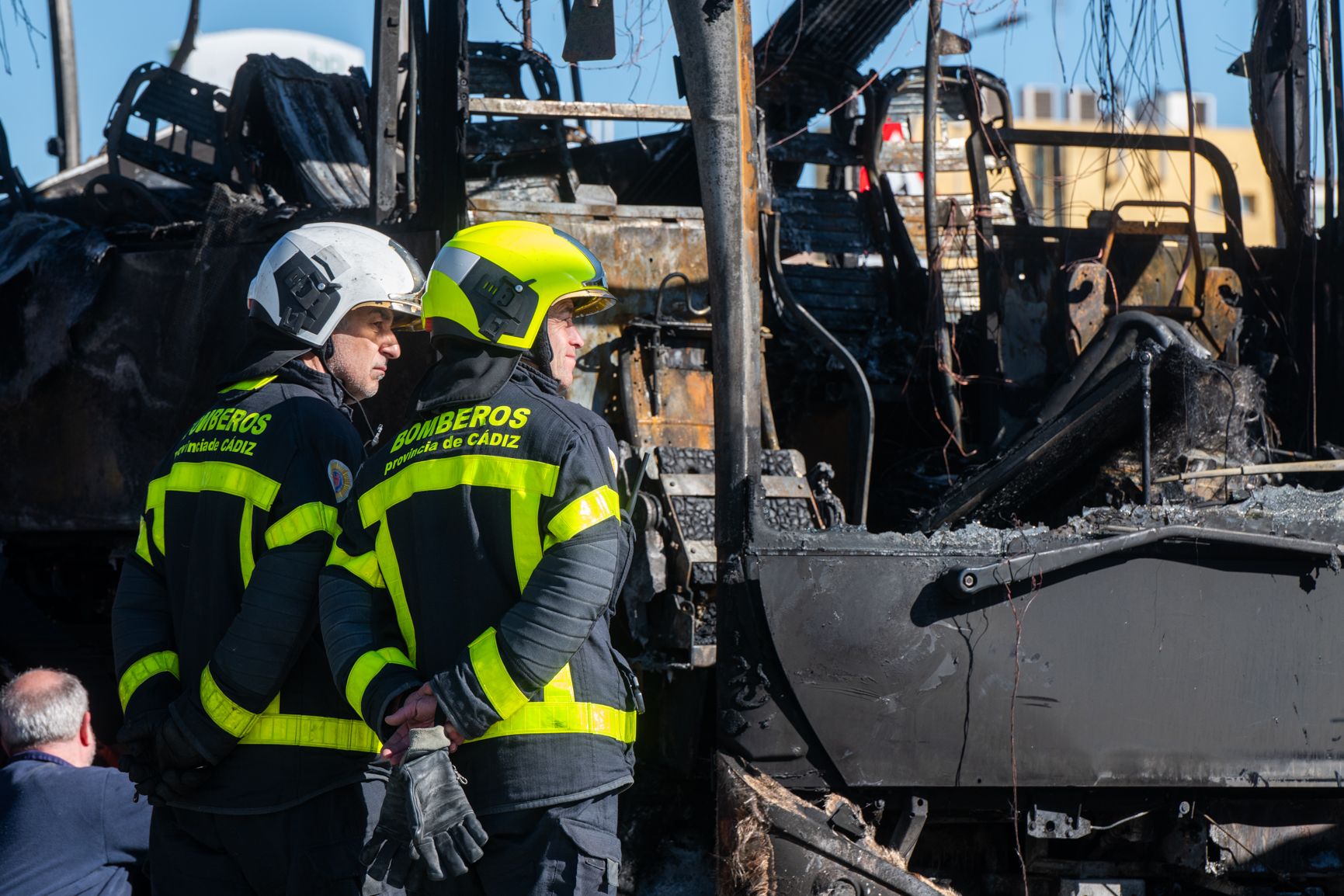 El incendio del autobús en la avenida de la Sanidad de Cádiz, en imágenes.